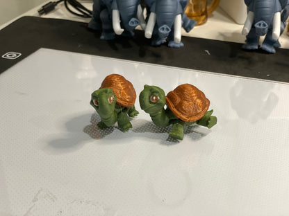 3D Printed Articulated Turtle Figurines – Handmade Poseable Desk Decor – Set of 2 Miniatures